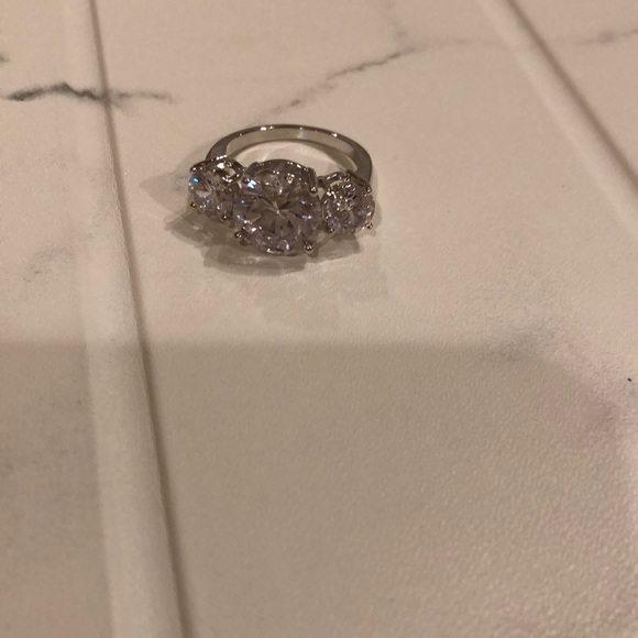 3 stone ring - cubic zirconia - Picture 1 of 3